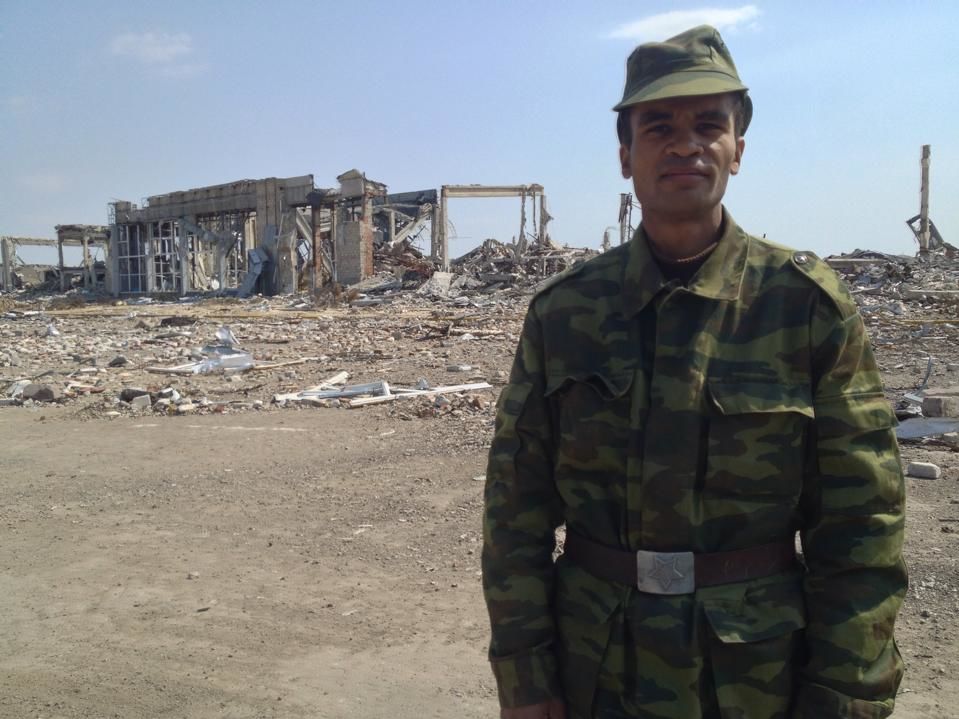Бенес Айо в разрушенном аэропорту Луганска
