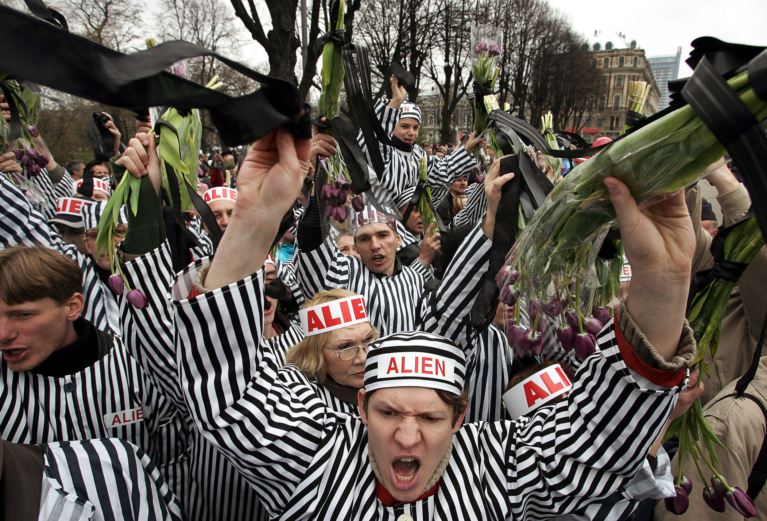 Демонстранты, одетые как заключенные концлагеря, во время празднования Дня независимости в Риге, 4 мая 2005 года