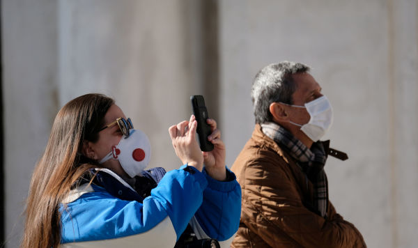 Туристы в защитных масках в Венеции, Италия