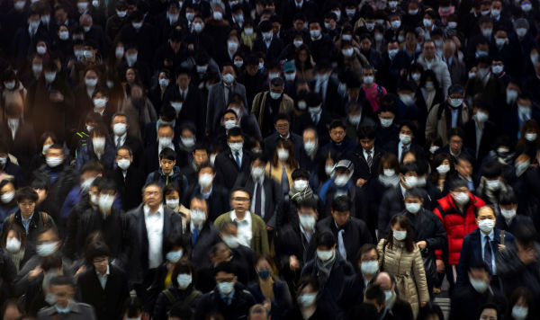 Толпа в защитных масках после вспышки коронавируса на станции Синагава в Токио, Япония, 2 марта 2020 года