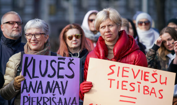 Депутат Европейского парламента Сандра Калниете и бывший министр здравоохранения Латвии, депутат Сейма Анда Чакша на Шествии женской солидарности в Риге, 8 марта 2020