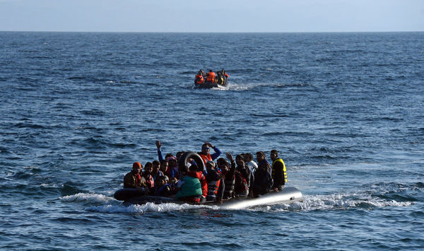 Беженцы из Сирии, Ирака, Эритреи, прибывающие к острову Лесбос в Греции.