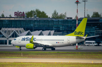 Самолет Boeing 737-36Q авиакомпании airBaltic в аэропорту Рига