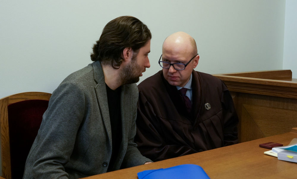 Александр Филей со своим адвокатом в зале суда в Риге, 12 марта 2020