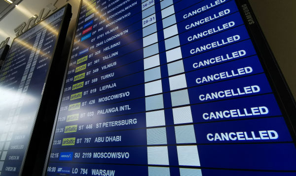 Табло вылета аэропорту Рига со списком отмененных рейсов авиакомпании airBaltic