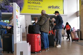 Пассажиры в масках в аэропорту Рига