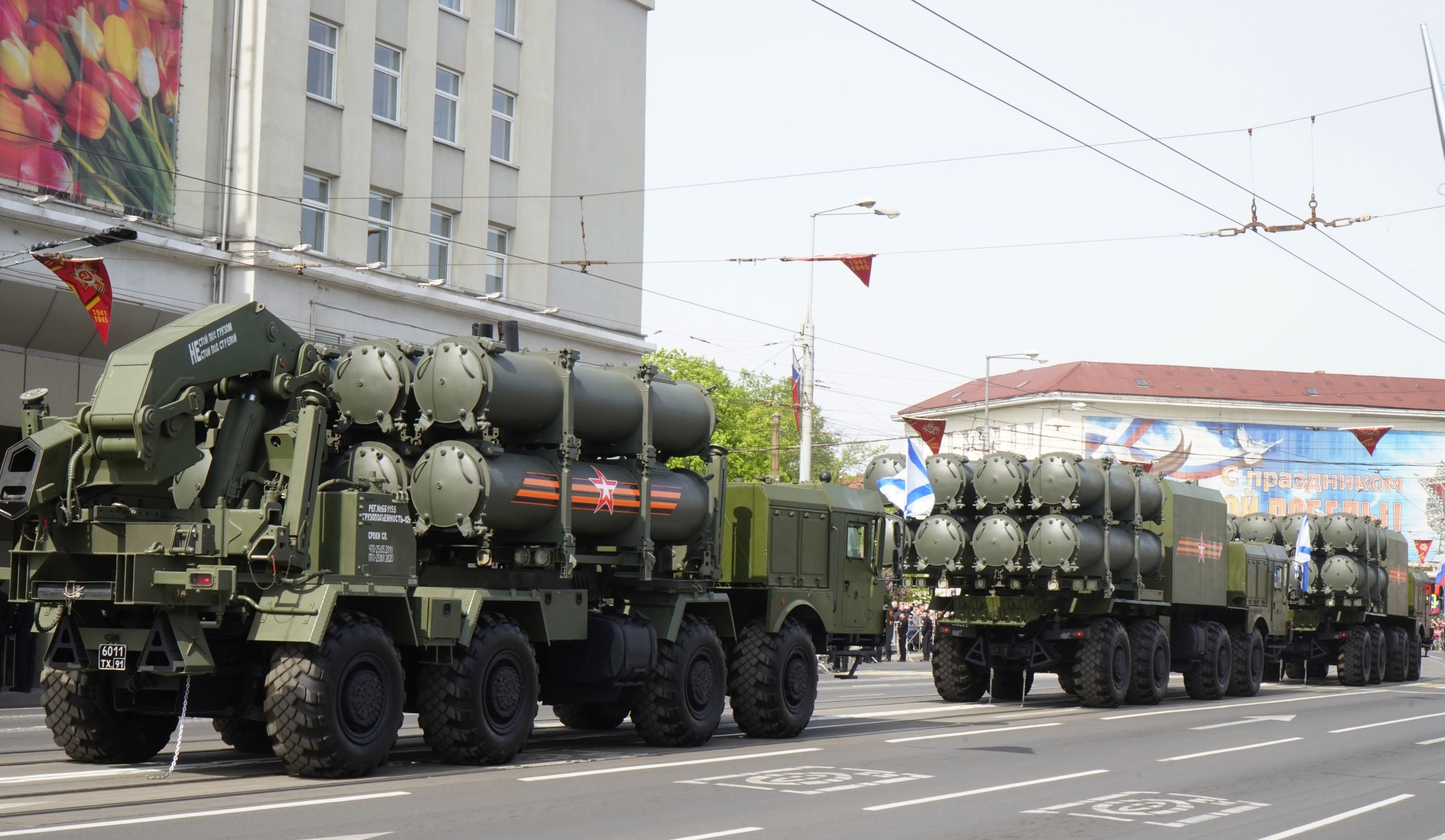 Пусковая установка берегового ракетного комплекса "Бал" на военном параде в Калининграде