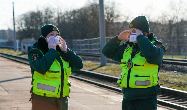 Латвийские пограничники одевают защитные маски