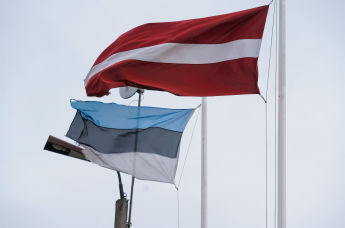 Флаги Латвии и Эстонии