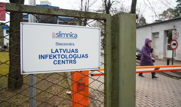 Табличка при въезде в Латвийский центр инфектологии в Риге
