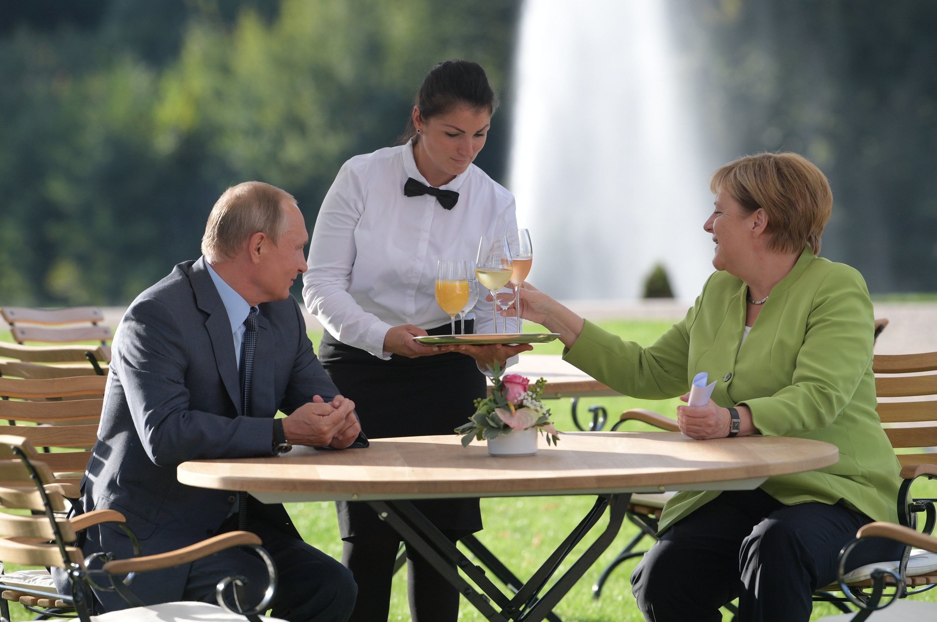 РабоПрезидент РФ Владимир Путин и федеральный канцлер ФРГ Ангела Меркель во время встречи в резиденции правительства ФРГ Мезеберг, 18 августа 2018