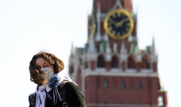 Девушка в защитной маске на Красной площади в Москве