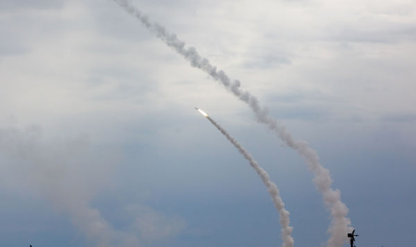 Запуск ракеты зенитно-ракетной системой С-300 в рамках учений (воздушно-огневой конференции) войск ПВО на полигоне Ашулук в Астраханской области