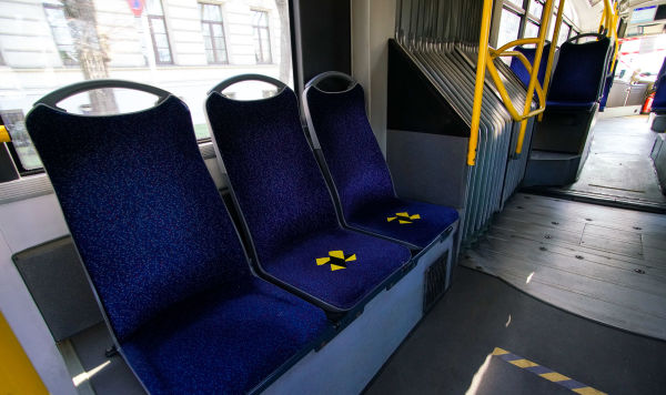 В рижском общественном транспорте разрешено сидеть по одному на расстоянии 2 м друг от друга