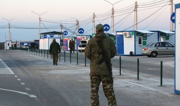 Военнослужащие ДНР на КПП между Украиной и ДНР