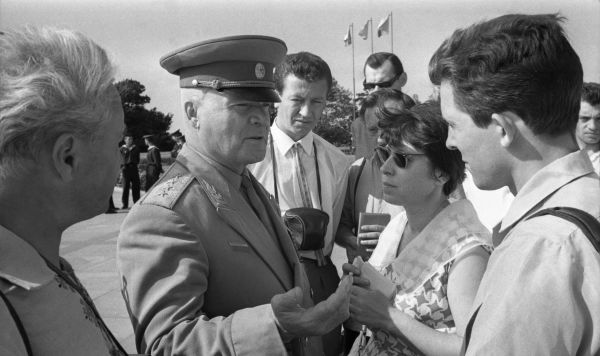 Член советской делегации, генерал армии, дважды Герой Советского Союза Дмитрий Лелюшенко во время беседы с журналистами на холме Славин