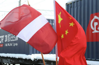 Флаги Латвии и Китая