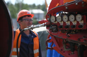 Рабочий на участке строительства газопровода "Северный поток-2" в Ленинградской области
