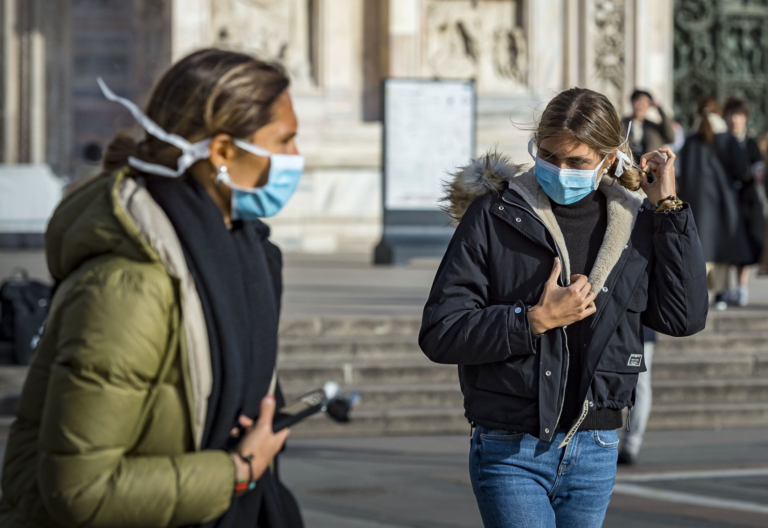 Девушки в масках на одной из улиц Милана