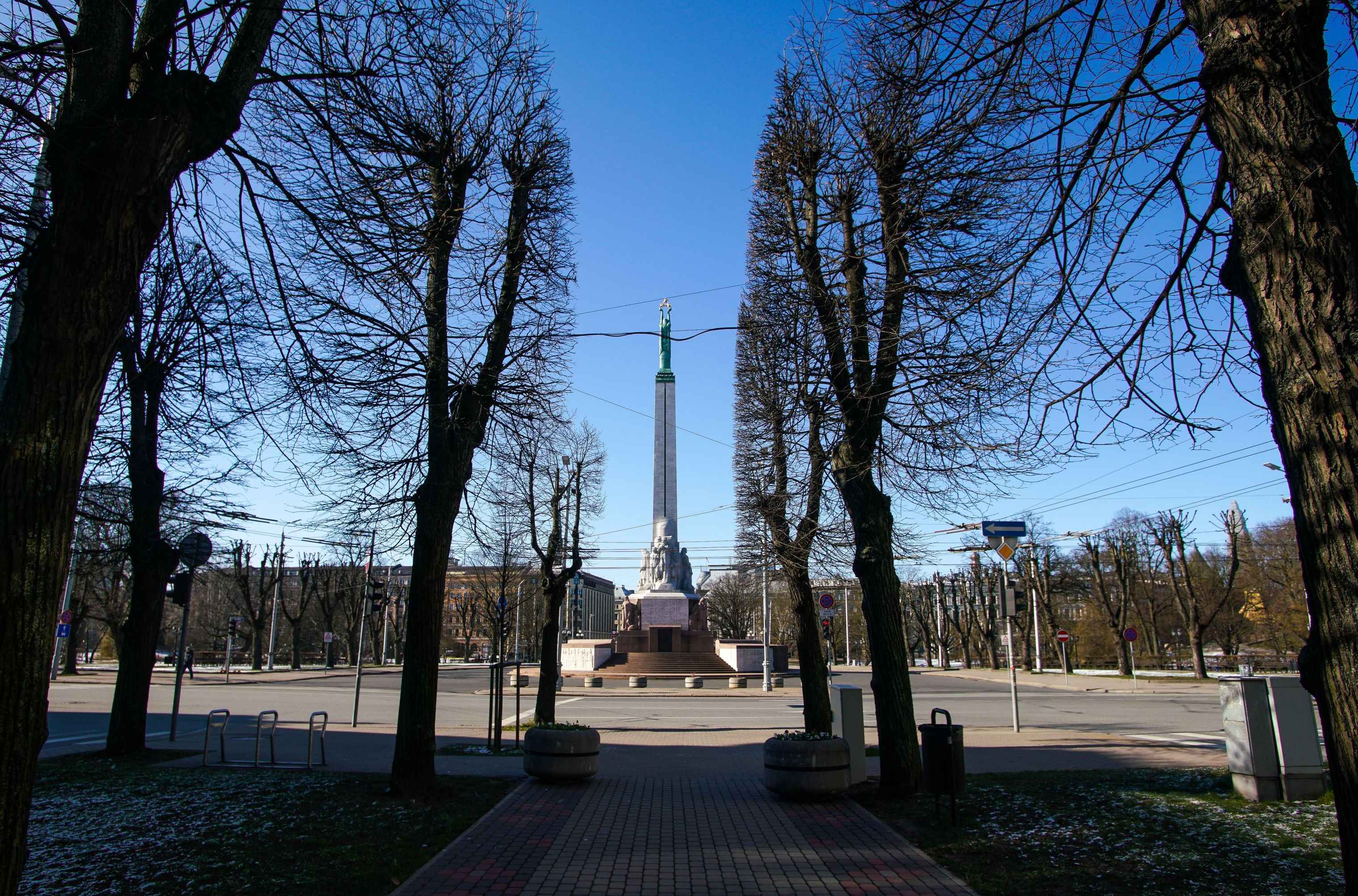 Памятник Свободы на бульваре Бривибас в Риге. В Латвии из-за коронавируса объявлено чрезвычайное положение.