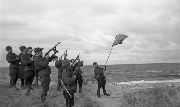 Прибалтийская операция 1944 года — стратегическая наступательная операция советских войск. Салют в честь выхода советских войск на Балтику, октябрь 1944 года