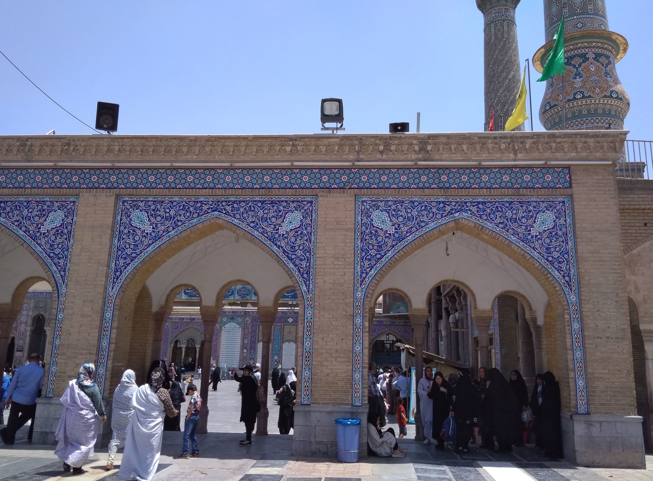 Прихожане в мечети Шах Абдул-Азим в городе Рей в пригороде Тегерана.