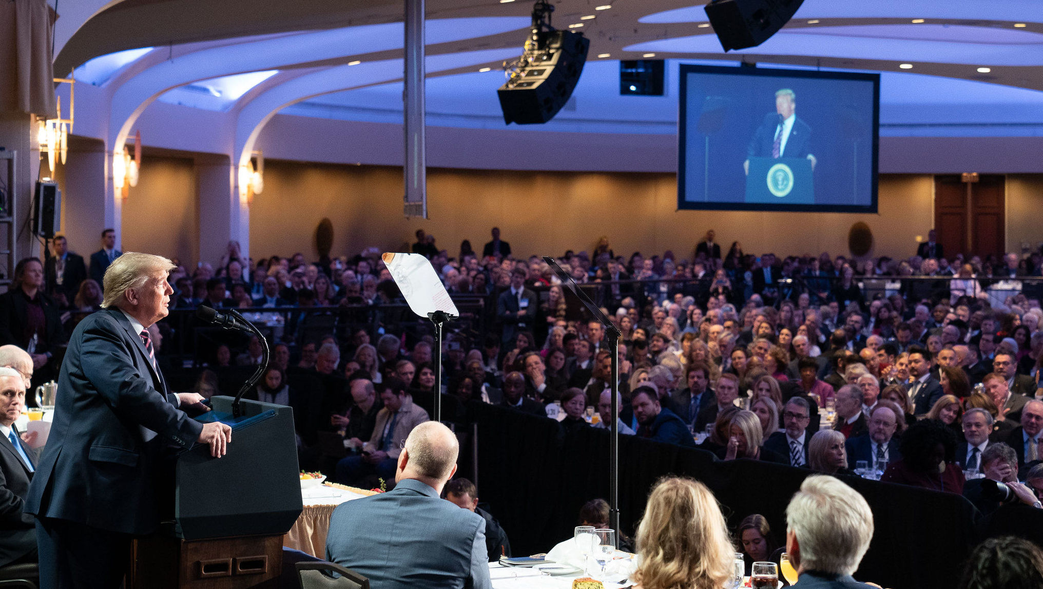Президент Дональд Трамп выступает с речью на Национальном молитвенном завтраке, 6 февраля 2020 года