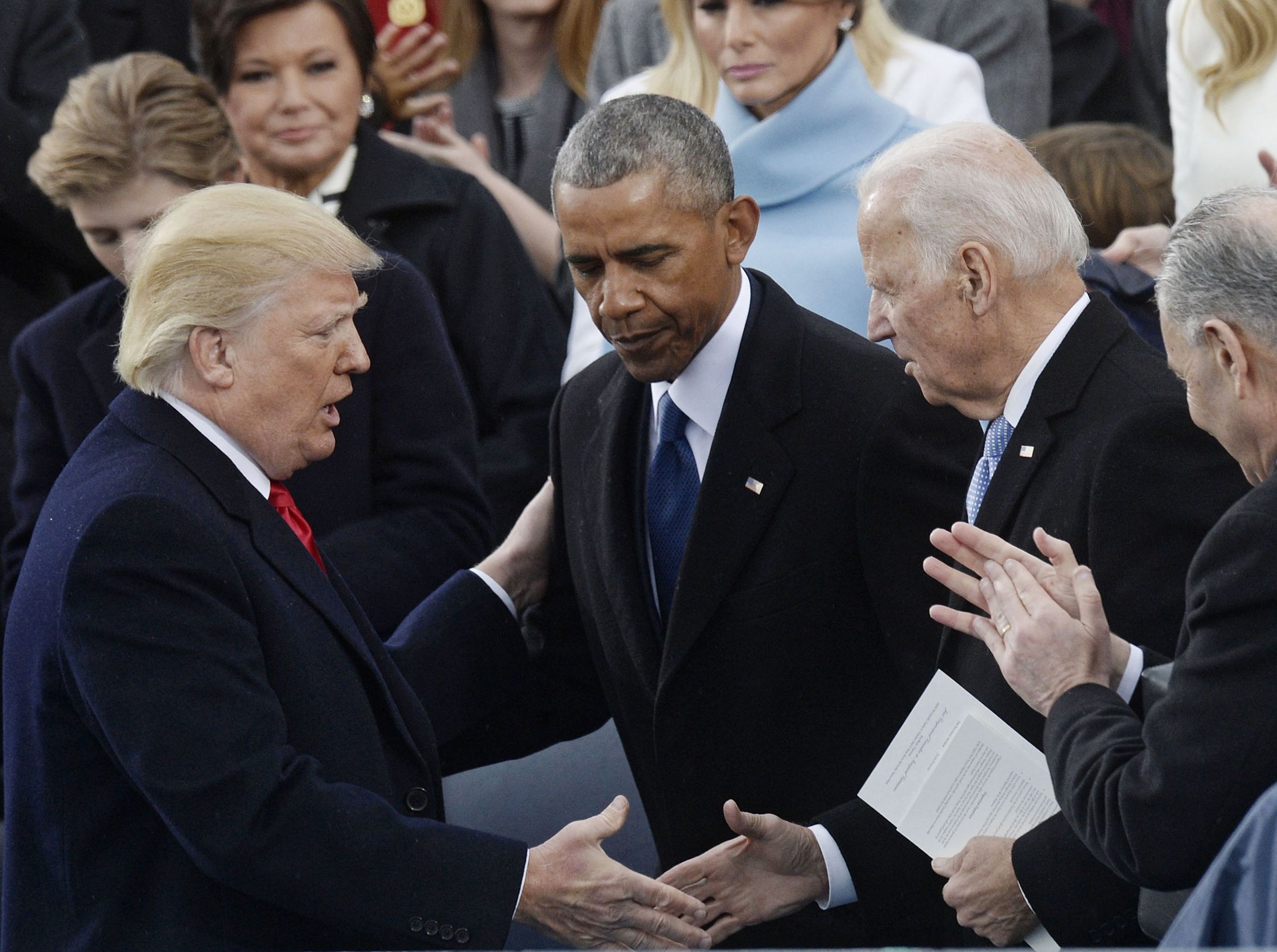 Президент США Дональд Трамп, бывший президент США Барак Обама и бывший вице-президент США Джо Байден