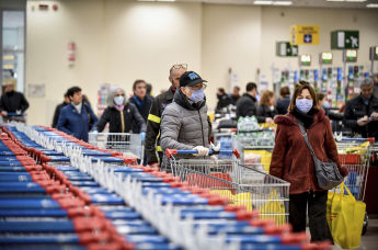 Люди в медицинских масках во время шоппинга в супермаркете, Милан