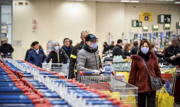 Люди в медицинских масках во время шоппинга в супермаркете, Милан