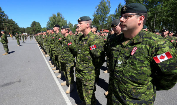 Солдаты канадской армии на церемонии открытия ФПП НАТО в Адажи