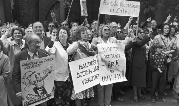 Антикоммунистический митинг перед зданием Президиума Верховного Совета Латвийской ССР
