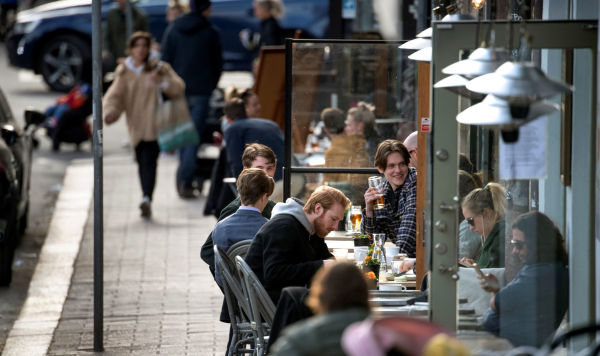 Люди в открытом ресторане в Стокгольме, Швеция, 20 апреля 2020 