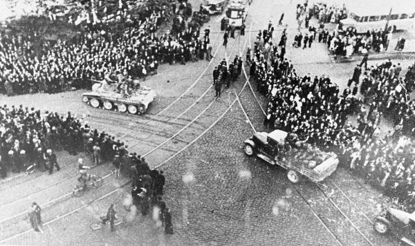 Трудящиеся Риги встречают части Красной Армиии, 17 июня 1940