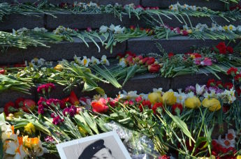 Фото Виктора Березовского на фоне Памятника освободителям Рига