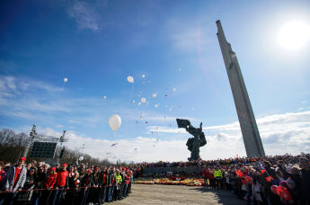 Участники акции "Бессмертный полк" у мемориала Советским войнам в Риге