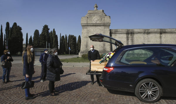 Похороны на кладбище в Бергамо, 17 марта 2020 года