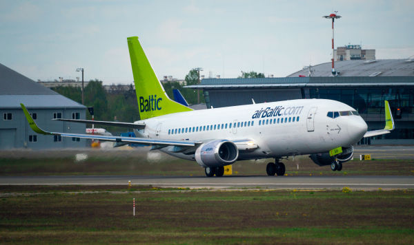 Самолет Boeing 737-33A авиакомпании airBaltic в аэропорту Рига