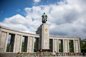 Мемориал павшим советским воинам в Тиргартене в Берлине