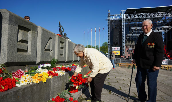 Ветераны возлагают цветы к памятнику Освободителям в Риге в День Победы