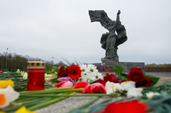Цветы у памятника Освободителям 9 мая