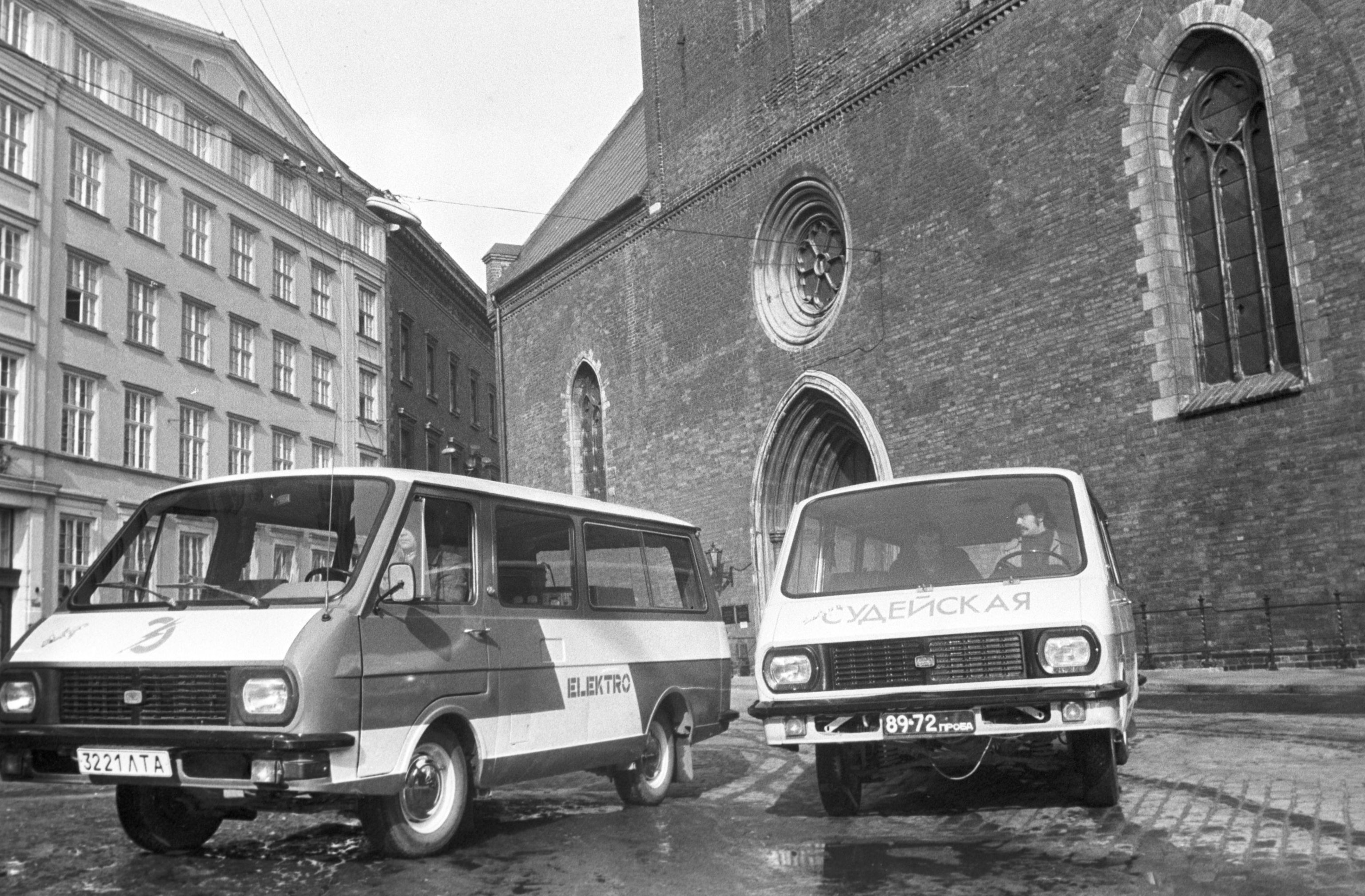 Электромикроавтобус (слева) производства Рижского опытного автобусного завода РАФ ("Ригас Аутобусу Фабрику" (Rigas Autobusu Fabriku, RAF) на улице столицы Латвийская ССР.