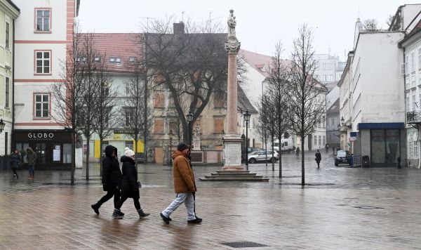 Горожане и туристы гуляют по Рыбной площади в Братиславе