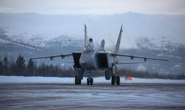 Самолет МиГ-31 во время учебно-тренировочных полетов