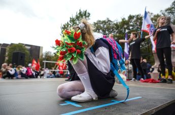 Дети выступают на вселатвийской акции "Марш за русские школы НАШ ВЫБОР" в Риге