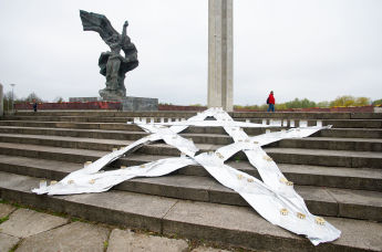 Пятиконечную звезду со свечами установил у памятника Освободителям Латвийский антинацистский комитет