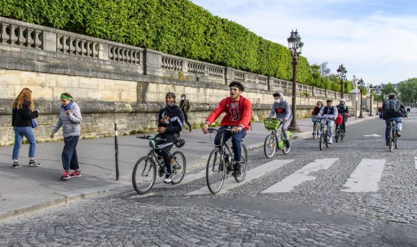 Велосипедисты на площади Согласия в Париже, 17 мая 2020 года