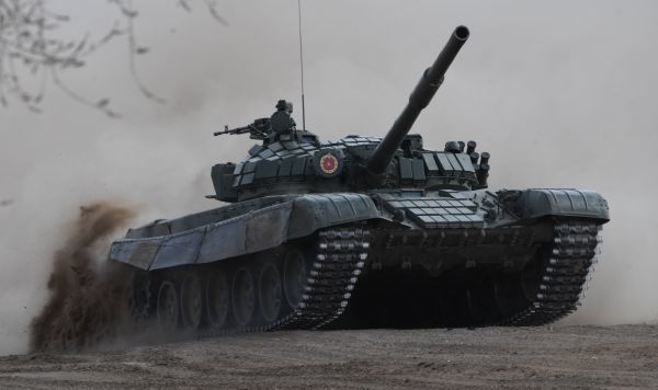 Экипаж танка Т-72 во время этапа окружного конкурса среди лучших танковых экипажей Восточного военного округа "Танковый биатлон"