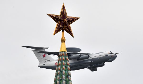 Авиационный комплекс дальнего радиолокационного обнаружения А-50 на воздушном параде Победы в Москве