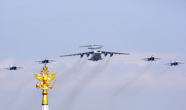Самолет ДРЛО А-50 и фронтовые истребители Су-27